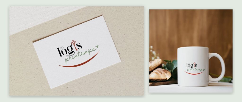 Carte et tasse au logo des Logis du Printemps, gîtes en Alsace